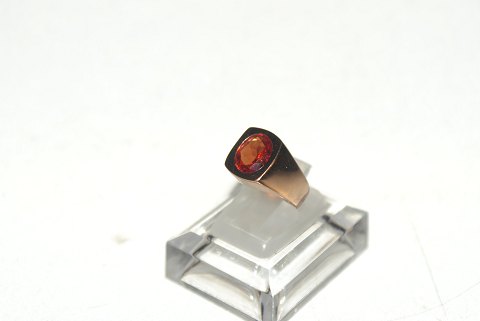 Elegant lady ring with red stone in 8 carat gold
