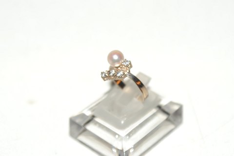 Elegant lady ring with pearl and zikons in 8 carat gold