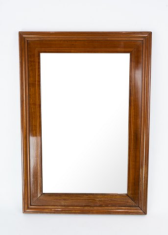 Mirror of handpolished walnut with inlaid wood from 1880.
5000m2 showroom.
Excellent condition
specifications
