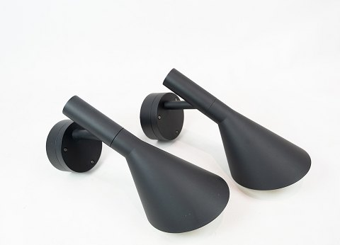 A pair of black outdoor wall lamps designed by Arne Jacobsen in 1960 and 
manufactured by Louis Poulsen.
5000m2 showroom.