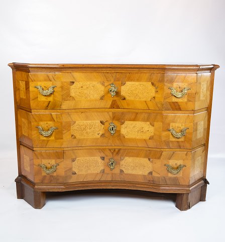 Antique chest of drawers in walnut and fruit wood decorated with brass handles 
from South Germany around the 1780s.
5000m2 showroom.
