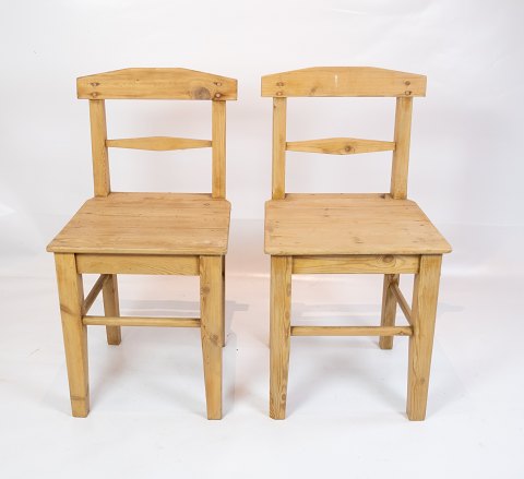 A pair of antique chairs of pine wood, in great condition from the 1850s.
5000m2 showroom.