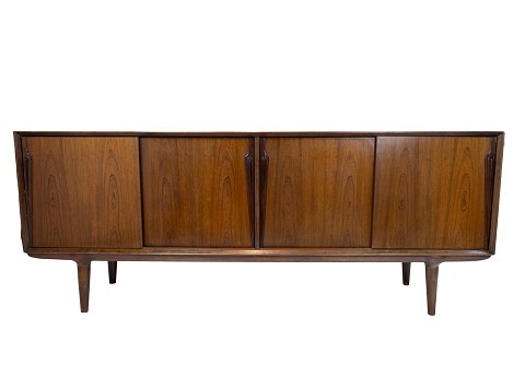 Sideboard in rosewood designed by Omann Junior from the 1960s.
5000m2 showroom.
