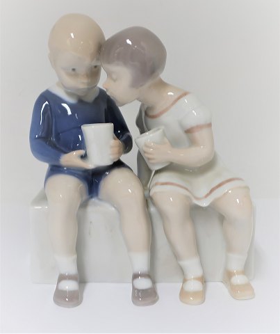 Bing & Grøndahl. Porcelænsfigur. Dreng og pige. Model 2175. Højde 14 cm. (1 
sortering)