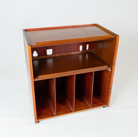 Bookcase in teak of danish design from the 1960s.
5000m2 showroom.
