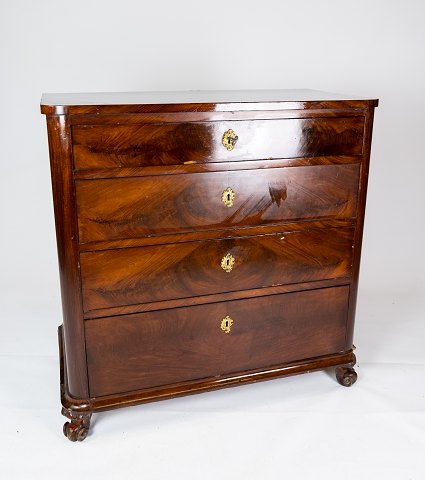 Chest of drawers of mahogany with four drawers in great antique condition from 
the 1860s. 
5000m2 showroom.

