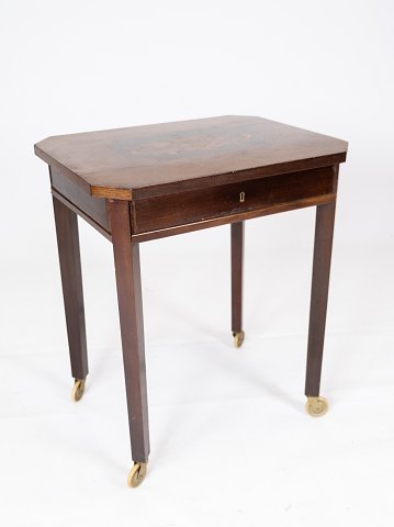 Side table of mahogany with inlaid wood and on wheels from the 1890s.
5000m2 showroom.