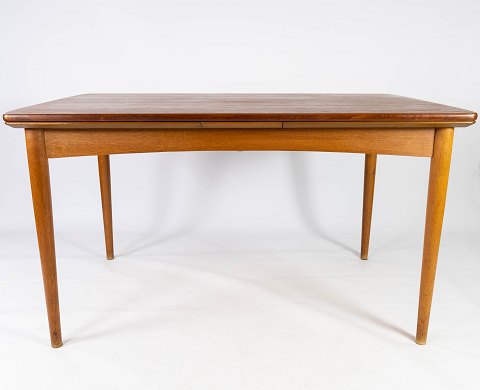Dining table in teak with extentions and legs in oak, of danish design from the 
1960s. 
5000m2 showroom.