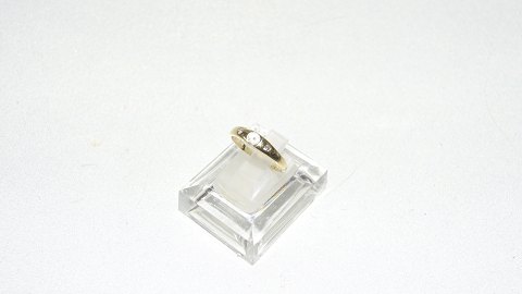 Elegant ladies ring with stones in 14 carat gold