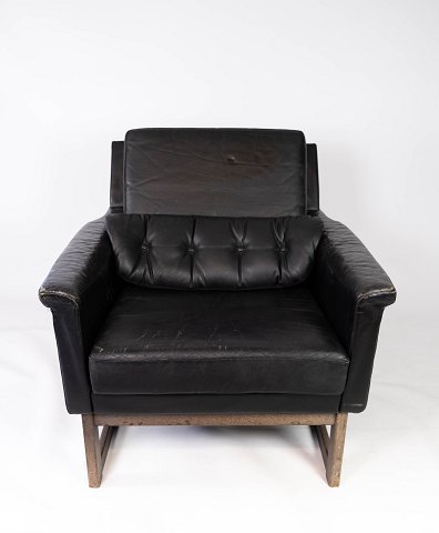Hvilestol polstret med sort læder og ben i træ, designet af Illum Wikkelsø fra 
1960erne.
5000m2 udstilling.
