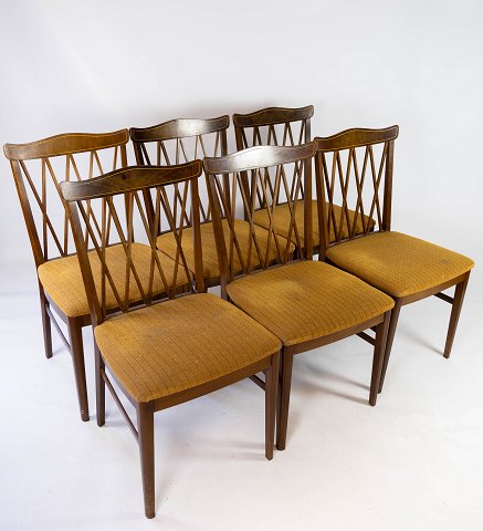 Sæt af seks spisestuestole af nøddetræ og polstret med mørkt stof fra 1940erne.
5000m2 udstilling.