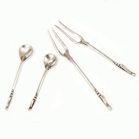 Four pieces of Frederik Kastor Hansen cutlery. L: 
9,5-15cm
