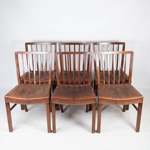 Sæt af seks spisestuestole af mahogni og polstret med brunt patineret læder 
fremstillet af Fritz Hansen i 1940erne.
5000m2 udstilling.
