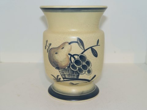 Aluminia Matte Porcelain
Vase with flower