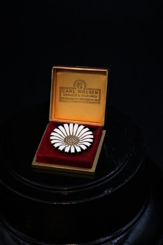 Old Marguerite / Daisy brooch in sterling silver and white enamel 
from A. Michaelsen. Dia.:3,2cm.