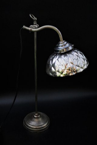 Old French Bureau table lamp with original lampshade in waffled Mercury Glass.
H: 51cm.