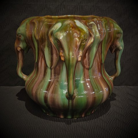 A pottery vase with elefants