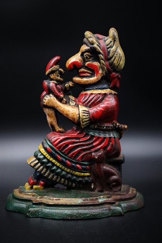 Decorative , old door stop in painted cast iron in the form of Mr. Punch´ wife 
Judy. with a super nice patina.
H:26,5cm. W:21cm.