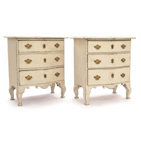 A pair of mid 18th century chest of drawers. 
Sweden circa 1760. H: 81cm. W: 74cm. D: 42cm