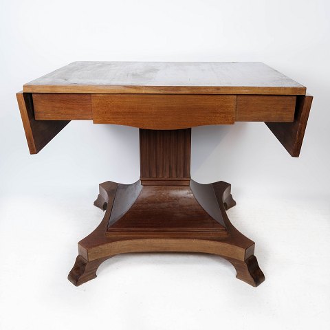 Dining table of mahogany from around the 1920s.
5000m2 showroom.