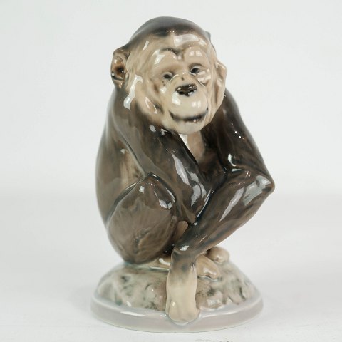 Porcelænsfigur i form af abe, nr. 1055 af Dahl Jensen.
Flot stand
