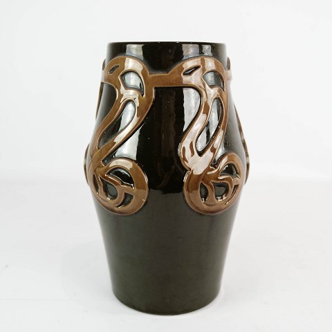 Keramik vase med brun glasur fra 1960erne.
5000m2 udstilling.