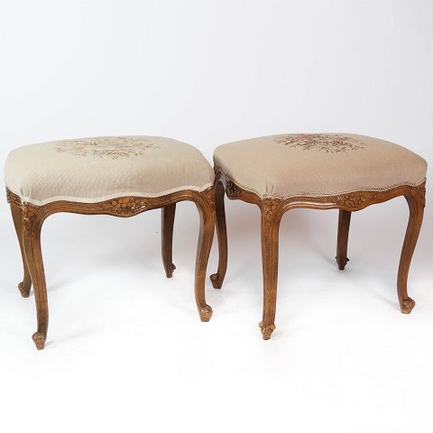 A pair of stools of light wood and upholstered with light fabric, in great 
antique condition from the 1930s. 
5000m2 showroom.
