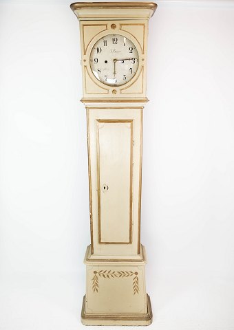 Grandfather clock of white painted wood and decorated with gold, in great 
antique condition from the 1820s.
5000m2 showroom.