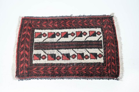 Ægte tæppe i røde og hvide farver, i flot brugt stand fra 1960erne. 
5000m2 udstilling.