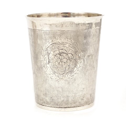 Large early 18th century silver cup dated 1701 
made by Christian Bradt, Copenhagen, 1698-1704. H: 
11,2cm. W: 157gr