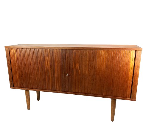 Low sideboard with sliding doors in teak of Danish design from the 1960s.
5000m2 showroom.
Great condition
