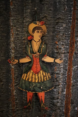 Gammel fransk "Sprællemand" i træ i form af figuren Colombine , kvindlig figur 
fra pantomimeteateret. H:46cm.