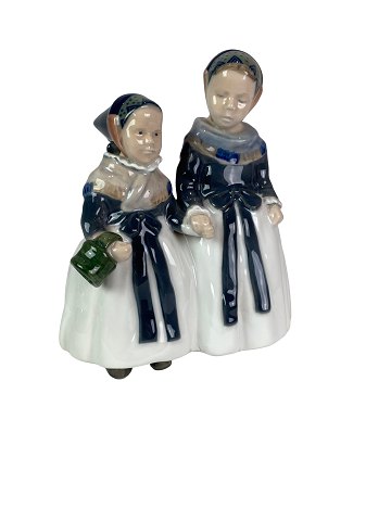 Royal Copenhagen porcelain figure, two girls from Amager, no.: 1316.
Great condition
