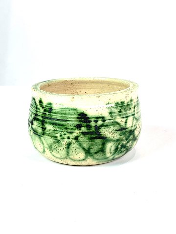 Keramik skål med lys glasur og grønt mønster fra 1940erne. 
5000m2 udstilling.
Flot stand
