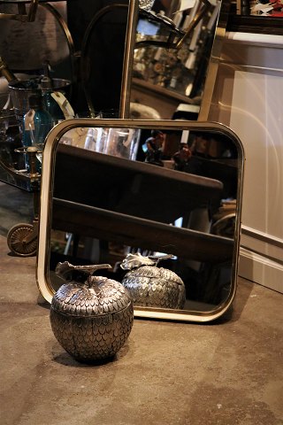 Italian brass wall mirror from the 60s with original mirror glass.
44x47cm.
