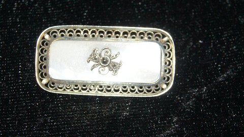 Brooch with mother of pearl in silver
Stamp: WN
Silversmith: W.N. 1893-1937 W. Nim
Measures 4 cm * 2 cm approx