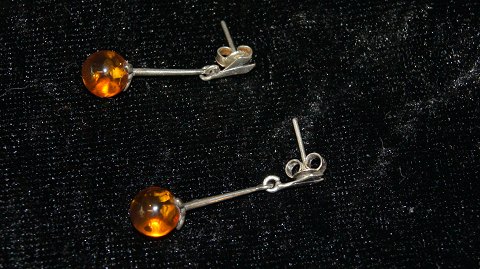 Earrings with sticks and amber in silver
Height 3.3 cm approx