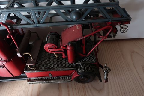 A very rare ladder truck with very many details
An old toy
A very good condition
Please look at the photoes with many details