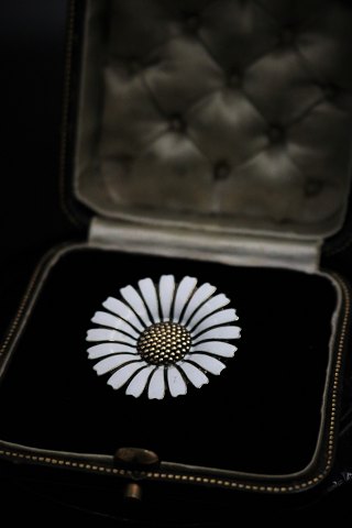 Fine old Marguerite / Daisy brooch in sterling silver and white enamel. 
Dia.:3,6cm. Stamped Volmer Bahner (VB)
