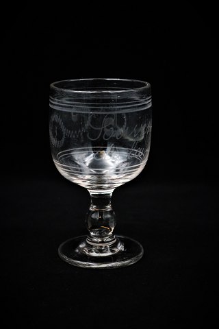 Gammelt Fransk souvenir vin glas med graveret skrift 
og dekorationer. "Souvenir de la feté"
H:13cm. dia.:7,5cm.