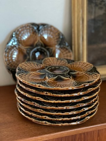 Sarreguemines - French oyster plates in two-tone majolica-like glaze, brown and 
charcoal gray