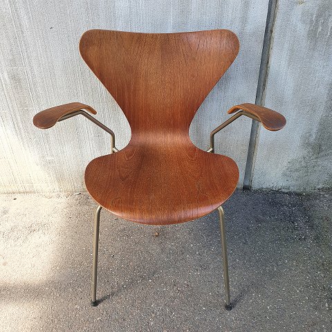 Arne Jacobsen, 7 teak chair with armrests