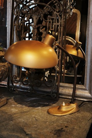 Gammel vintage / retro metal bordlampe i guldfarve og en fin patina. H:45cm. 
Lampeskærm Dia.:30cm.