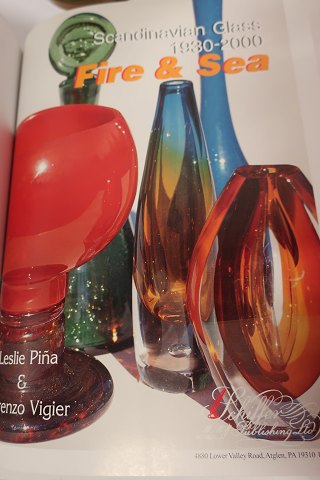Bog om glas i perioden 1930-2000"Scandinavian Glass - Fire & Sea"Denne bog er både en utrolig smuk og informativ bogAf: Leslie PinaForlag: Schiffer Publishing Ltd.Hard CoverISBN: 0-7643-2449-7En brugt bog, men stand næsten som ny