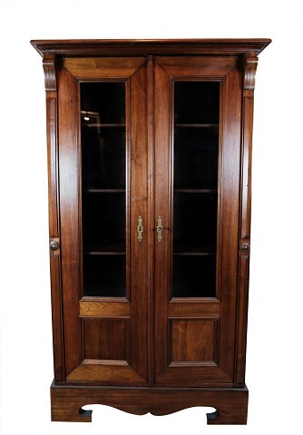 Glass cabinet originating from Denmark in walnut from around the year 1860s. 
5000m2 exhibition
Great condition
