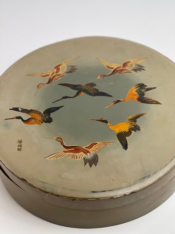 Round Japanese hand-painted and signed lacquer box / lidded box with flying 
cranes. 20th century