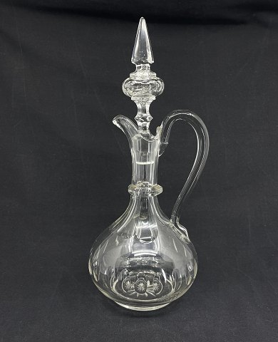 Height 34 cm. with stopper.
Beautiful crystal carafe from the late 1800s with nicely sanded stopper.
The carafe is mouth-blown with a sharpened star underneath, olives around the 
belly and wide facets along the neck and the belt around the neck. The stopper 
is sanded with facets and small olives.
The carafe has a little coating on the bottom but is otherwise in perfect 
condition.
Item number: 8749