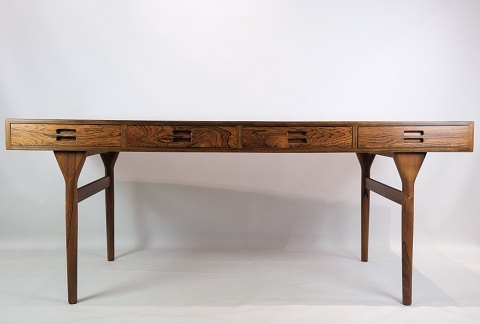 Nanna Ditzel skrivebord i palisander, med fire skuffer, runde ben. Formgivet i 
1958. Fremstillet hos Søren Willadsen, Vejen.
H:71.5 B:175 D:75
Fremragende stand
