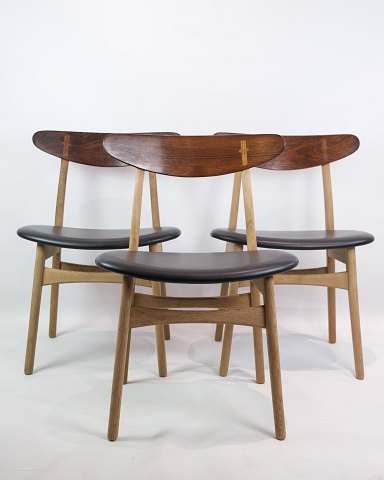 CH30 en elegant spisebordstol / salonstol i sort elegance læder af Hans J. 
Wegner for Carl Hansen & Søn tegnet i 1954.
Mål i cm: H:75 B:51,5 D:42 SH:45
Flot stand
