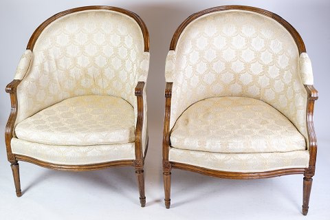 Et sæt af to louise seize stole i poleret mahogni med lyst dekoreret stof fra 
1880